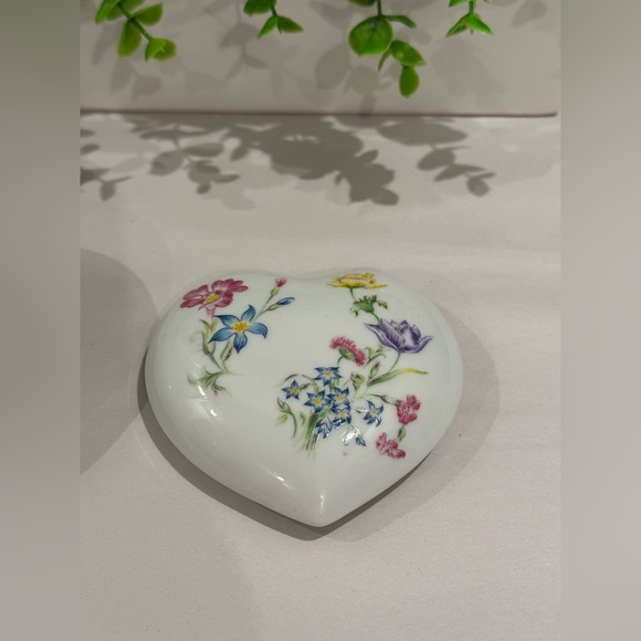 Elegant Porcelain Heart-Shaped, Jewelry Box Trinket Dish Mann "Spring Time" 1980 - Picture 7 of 10